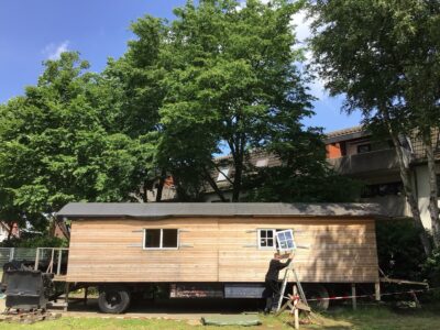 Unser Bauwagen: die Türen sind drin!